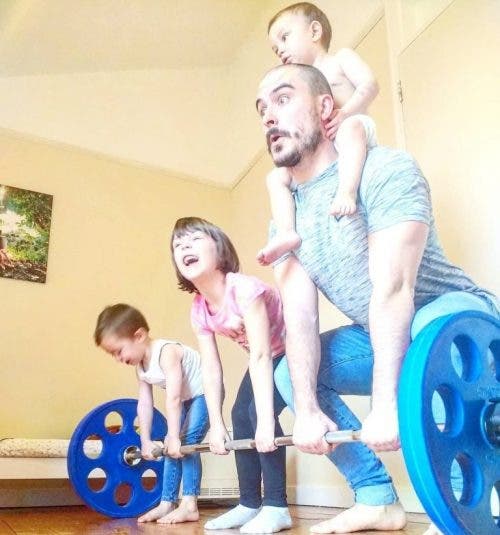 Padre fitness con hijos